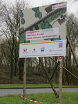 906709 Afbeelding van het bouwbord 'Fietsviaduct de Gagel / Groene verbinding met Noorderpark', aan de Karl Marxdreef ...
